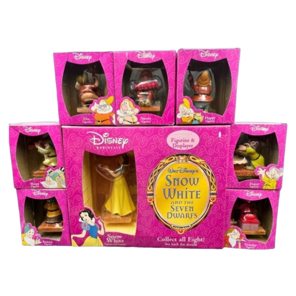 Disney Cvs Enesco Snow White and The Seven Dwarfs Figurines and Displayer Set.
